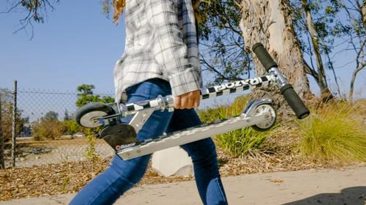 Razor A Special design sparkesykkel Checked Out